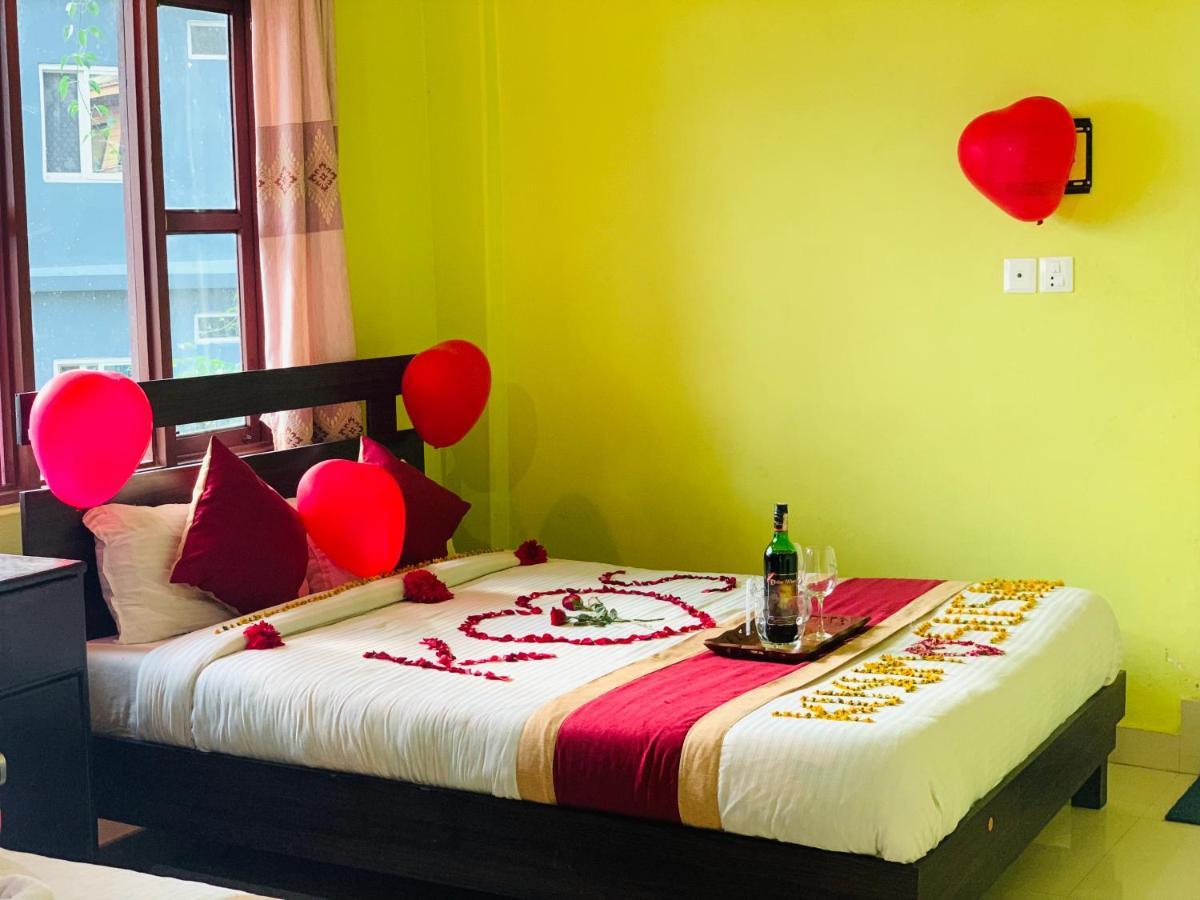 Hotel October Inn Pokhara Kültér fotó